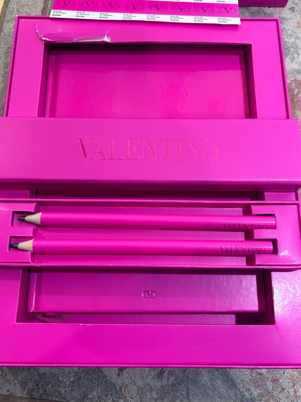 Valentino Hot Pink Pantone Box - Picture 4 of 4